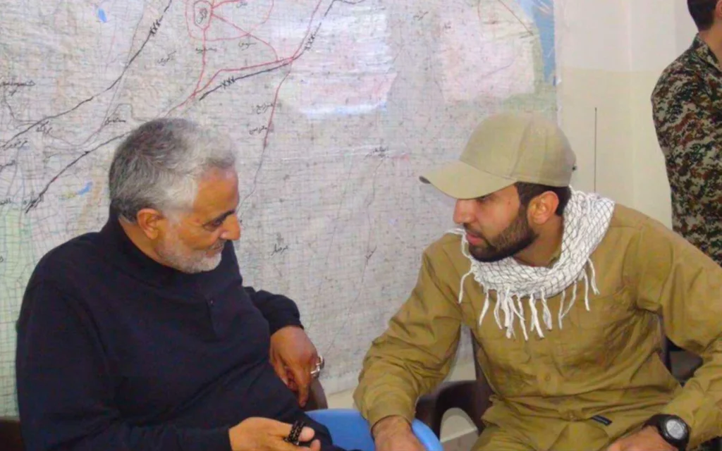 Cette photo, issue d'une plainte pénale rendue publique vendredi 15 mai 2026 par le tribunal fédéral de première instance du district sud de New York, montre Mohammad Baqer Saad Dawood al-Saadi (à droite) en compagnie de Qassem Soleimani, alors commandant de la Force Al-Qods du Corps des Gardiens de la Révolution islamique (CGRI), le bras armé du régime iranien. (Crédit : Tribunal fédéral de première instance du district sud de New York via AP)