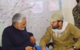 Cette photo, issue d'une plainte pénale rendue publique vendredi 15 mai 2026 par le tribunal fédéral de première instance du district sud de New York, montre Mohammad Baqer Saad Dawood al-Saadi (à droite) en compagnie de Qassem Soleimani, alors commandant de la Force Al-Qods du Corps des Gardiens de la Révolution islamique (CGRI), le bras armé du régime iranien. (Crédit : Tribunal fédéral de première instance du district sud de New York via AP)