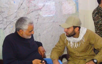 Cette photo, issue d'une plainte pénale rendue publique vendredi 15 mai 2026 par le tribunal fédéral de première instance du district sud de New York, montre Mohammad Baqer Saad Dawood al-Saadi (à droite) en compagnie de Qassem Soleimani, alors commandant de la Force Al-Qods du Corps des Gardiens de la Révolution islamique (CGRI), le bras armé du régime iranien. (Crédit : Tribunal fédéral de première instance du district sud de New York via AP)