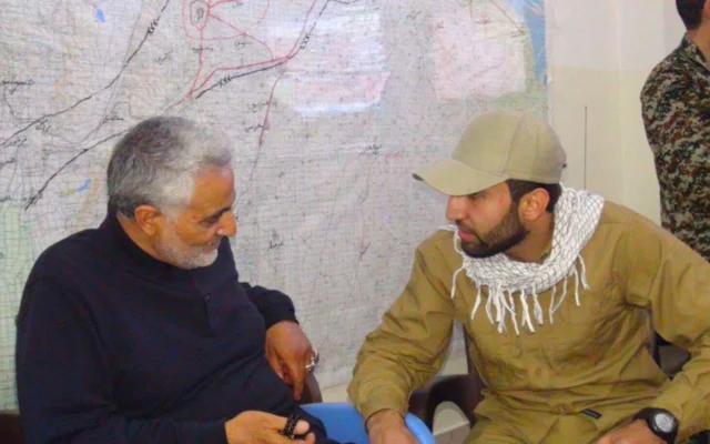Cette photo, issue d'une plainte pénale rendue publique vendredi 15 mai 2026 par le tribunal fédéral de première instance du district sud de New York, montre Mohammad Baqer Saad Dawood al-Saadi (à droite) en compagnie de Qassem Soleimani, alors commandant de la Force Al-Qods du Corps des Gardiens de la Révolution islamique (CGRI), le bras armé du régime iranien. (Crédit : Tribunal fédéral de première instance du district sud de New York via AP)