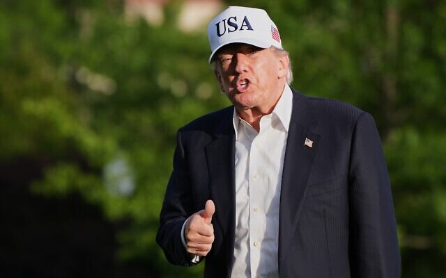 Le président américain Donald Trump faisant un signe de la main aux journalistes alors qu'il traverse la pelouse sud de la Maison Blanche, à Washington, le 15 mai 2026. (Crédit : Jacquelyn Martin/AP)