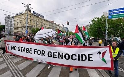 Des manifestants protestant contre Israël avant la grande finale du 70ᵉ Concours Eurovision de la chanson, à Vienne, en Autriche, le 16 mai 2026. (Crédit : Martin Meissner/AP)