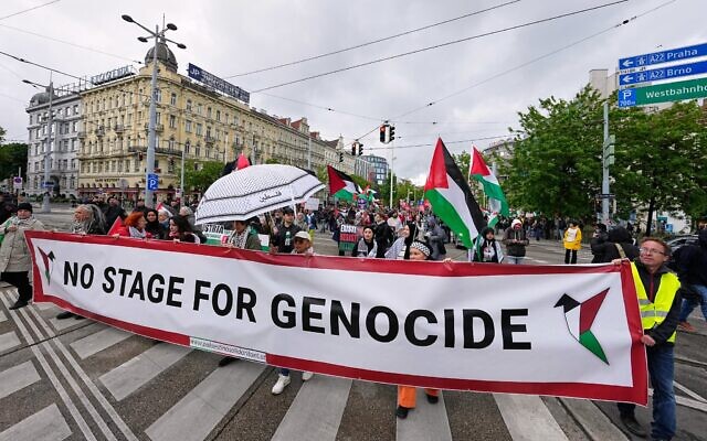 Des manifestants protestant contre Israël avant la grande finale du 70ᵉ Concours Eurovision de la chanson, à Vienne, en Autriche, le 16 mai 2026. (Crédit : Martin Meissner/AP)