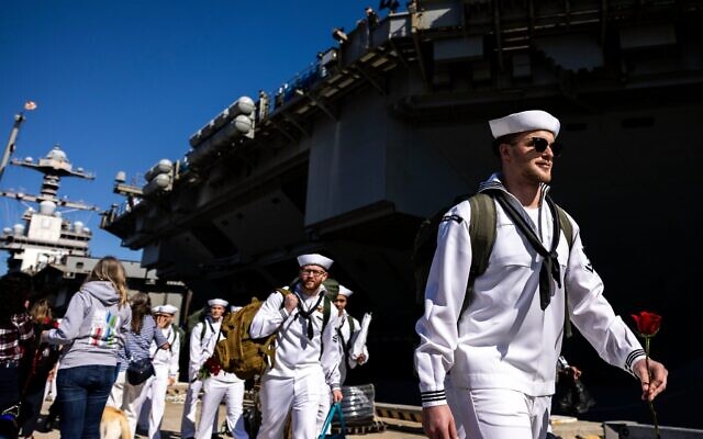 Des marins rejoignant leurs proches après avoir débarqué de l'USS Gerald R. Ford, à l'issue d'un déploiement de onze mois, à la base navale de Norfolk, en Virginie, le 16 mai 2026. (Crédit : Kendall Warner/The Virginian-Pilot via AP)