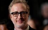 Le réalisateur James Gray pose pour les photographes à son arrivée à la première du film « Paper Tiger » lors du 79e Festival international du film de Cannes, dans le sud de la France, le samedi 16 mai 2026. (Crédit : AP Photo/John Locher)
