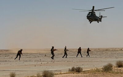 Le dimanche 17 mai 2026, les forces armées irakiennes lancent une opération de reconnaissance dans le désert de Nukhaib, au sud-ouest de Karbala et de Najaf, suite à des informations faisant état d'une présence militaire israélienne non autorisée dans la région. (Crédit :  AP/Ali Jabar)