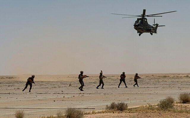 Le dimanche 17 mai 2026, les forces armées irakiennes lancent une opération de reconnaissance dans le désert de Nukhaib, au sud-ouest de Karbala et de Najaf, suite à des informations faisant état d'une présence militaire israélienne non autorisée dans la région. (Crédit :  AP/Ali Jabar)