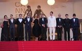 Laetitia Pansanel-Garric, à partir de la gauche, Hortense de Gromard, Max Warburton, le réalisateur László Nemes, Louise Bourgoin, Gilles Lellouche, Lars Eidinger, le producteur Alain Goldman, Félix Lefebvre et Olivier Demangel posent pour les photographes à leur arrivée à la première du film « Moulin » lors du 79e Festival international du film de Cannes, dans le sud de la France, le dimanche 17 mai 2026. (Crédit : AP Photo/Andreea Alexandru)