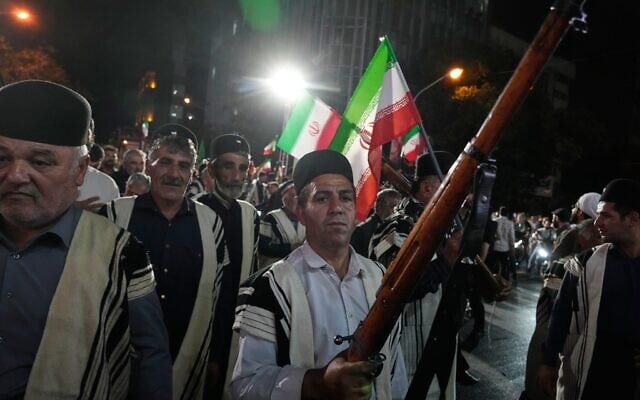 Des nomades bakhtiari, vêtus de costumes traditionnels, scandant des slogans lors d’un rassemblement pro-régime, près de la résidence où l’ancien guide suprême iranien, l’ayatollah Ali Khamenei, a été éliminé, à Téhéran, en Iran, le 18 mai 2026. (Crédit : Vahid Salemi/AP)