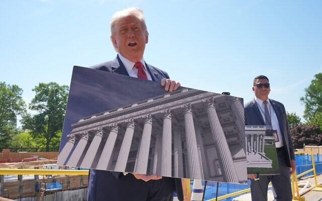 Le président américain Donald Trump inspecte le chantier de la salle de bal à l'extérieur de la Maison Blanche, le 19 mai 2026, à Washington, DC. (Crédit : AP/Jacquelyn Martin)