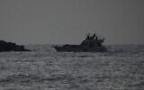 Les forces navales israéliennes conduisant un navire de la Global Sumud Flotilla vers le port israélien d'Ashdod après l'avoir intercepté en mer Méditerranée, le 19 mai 2026. (Crédit : Ariel Schalit/AP)