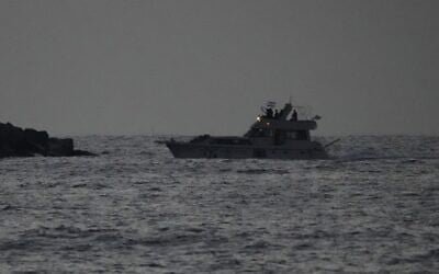 Les forces navales israéliennes conduisant un navire de la Global Sumud Flotilla vers le port israélien d'Ashdod après l'avoir intercepté en mer Méditerranée, le 19 mai 2026. (Crédit : Ariel Schalit/AP)