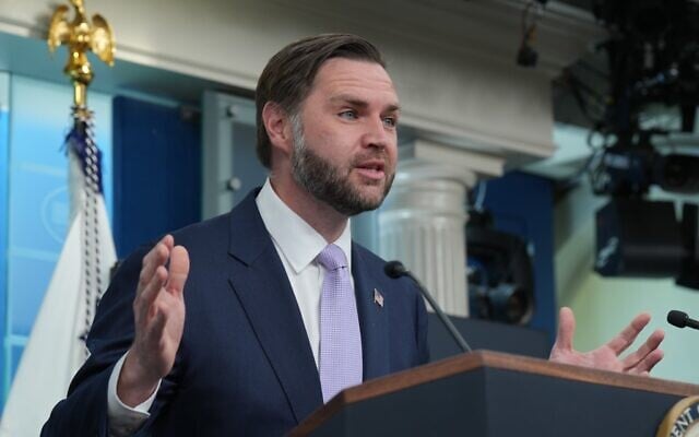 Le vice-président américain JD Vance s'adressant aux journalistes, dans la salle de presse James Brady, à la Maison Blanche, à Washington, le 19 mai 2026. (Crédit : Jacquelyn Martin/AP)