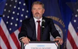 Le représentant américain Thomas Massie, républicain du Kentucky, s’exprime après avoir perdu l’investiture du Parti républicain lors d’une soirée électorale organisée au Marriott Cincinnati Airport, à Hebron, dans le Kentucky, le 19 mai 2026. (Crédit : Carolyn Kaster/AP)
