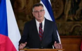 Le ministre des Affaires étrangères Gideon Saar lors d'une conférence de presse, à Prague, en République tchèque, le 20 mai 2026. (Crédit : Petr David Josek/AP)
