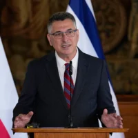 Le ministre des Affaires étrangères Gideon Saar lors d'une conférence de presse, à Prague, en République tchèque, le 20 mai 2026. (Crédit : Petr David Josek/AP)