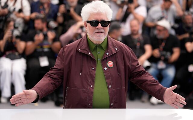 Le réalisateur Pedro Almodóvar pose pour les photographes lors de la séance photo du film « Bitter Christmas » au 79e Festival international du film de Cannes, dans le sud de la France, le mercredi 20 mai 2026. (Crédit : AP/John Locher)