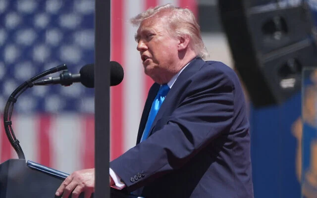Le président américain Donald Trump lors de son discours de remise des diplômes de l'Académie de la Garde côte américaine, à New London, dans le Connecticut, le 20 mai 2026. (AP/Jacquelyn Martin)
