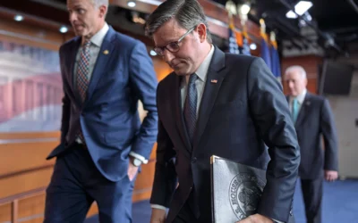 Le président de la Chambre des représentants Mike Johnson, républicain de Louisiane, et les dirigeants du Parti républicain à la Chambre quittent une conférence de presse au Capitole à Washington, le 20 mai 2026. (Crédit : J. Scott Applewhite/AP) Le président de la Chambre des représentants Mike Johnson, républicain de Louisiane, et les dirigeants du Parti républicain à la Chambre quittent une conférence de presse au Capitole à Washington, le 20 mai 2026. (Crédit : J. Scott Applewhite/AP)