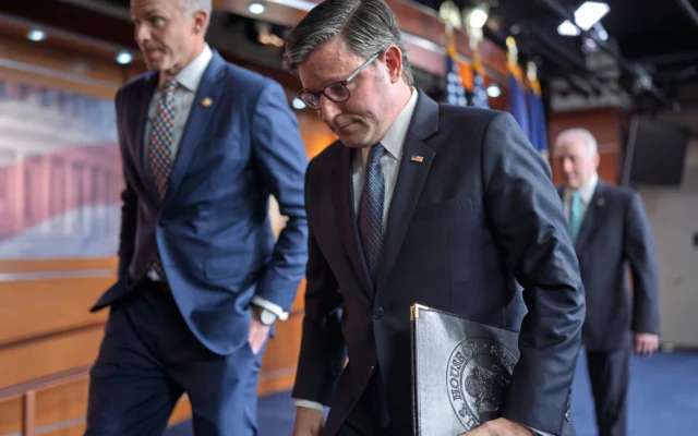 Le président de la Chambre des représentants Mike Johnson, républicain de Louisiane, et les dirigeants du Parti républicain à la Chambre quittent une conférence de presse au Capitole à Washington, le 20 mai 2026. (Crédit : J. Scott Applewhite/AP) Le président de la Chambre des représentants Mike Johnson, républicain de Louisiane, et les dirigeants du Parti républicain à la Chambre quittent une conférence de presse au Capitole à Washington, le 20 mai 2026. (Crédit : J. Scott Applewhite/AP)