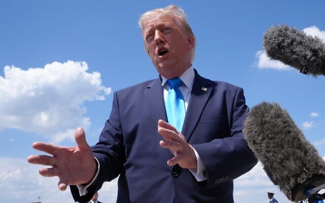 Le président américain Donald Trump s’adressant à la presse après son retour et sa descente de l’Air Force One, à la base militaire d’Andrews, dans le Maryland, le 20 mai 2026. (Crédit : Jacquelyn Martin/AP)