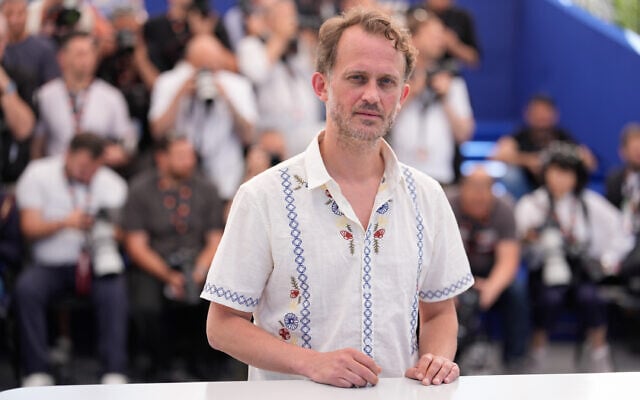 Le réalisateur Emmanuel Marre posant pour les photographes lors de la séance photo organisée pour le film « Un homme de son temps » dans le cadre du 79ᵉ Festival international du film de Cannes, dans le sud de la France, le 21 mai 2026. (Crédit : John Locher/AP)