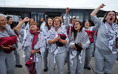 Photo d'illustration: Des militants de la flottille Global Sumud scandent des slogans à leur arrivée à l'aéroport d'Istanbul, à Istanbul, en Turquie, le jeudi 21 mai 2026. (Crédit: AP/Emrah Gurel)