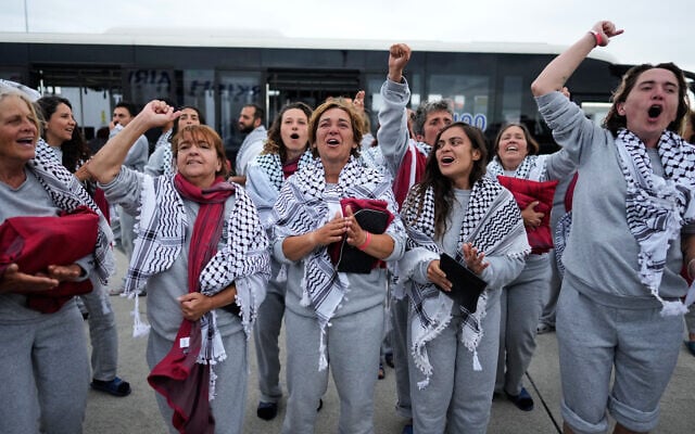 Photo d'illustration: Des militants de la flottille Global Sumud scandent des slogans à leur arrivée à l'aéroport d'Istanbul, à Istanbul, en Turquie, le jeudi 21 mai 2026. (Crédit: AP/Emrah Gurel)