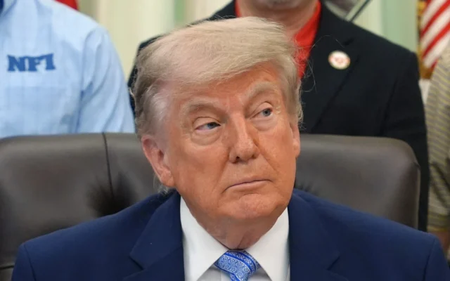 Le président américain Donald Trump assiste à un événement concernant l’assouplissement d’une réglementation fédérale sur les réfrigérants dans le Bureau ovale de la Maison Blanche, à Washington, le 21 mai 2026. (Crédit : Jacquelyn Martin/AP)