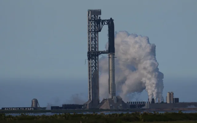 La méga-fusée Starship de SpaceX est prête pour un vol d’essai qui a finalement été reporté, à Starbase, au Texas, le 21 mai 2026. (Crédit : Eric Gay/AP) La méga-fusée Starship de SpaceX est prête pour un vol d’essai qui a finalement été reporté, à Starbase, au Texas, le 21 mai 2026. (Crédit : Eric Gay/AP)