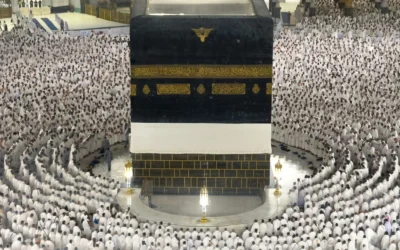 Sur cette photo prise à travers une barrière en verre, des pèlerins musulmans en prière autour de la Kaaba, le lieu le plus sacré de l'islam, à la Grande Mosquée de La Mecque, en Arabie saoudite, lors du pèlerinage annuel du hadj, le 22 mai 2026. (Crédit: AP Photo/Altaf Qadri)