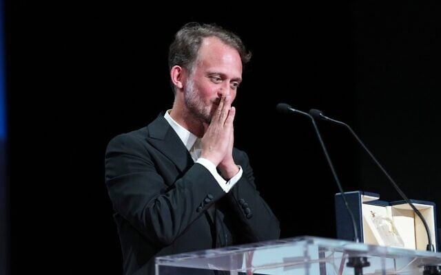 Emmanuel Marre reçoit le prix du meilleur scénario pour « Notre salut » lors de la cérémonie de remise des prix du 79e Festival international du film de Cannes, dans le sud de la France, le 23 mai 2026. (Crédit : AP/Andreea Alexandru) Emmanuel Marre reçoit le prix du meilleur scénario pour « Notre salut » lors de la cérémonie de remise des prix du 79e Festival international du film de Cannes, dans le sud de la France, le 23 mai 2026. (Crédit : AP/Andreea Alexandru)
