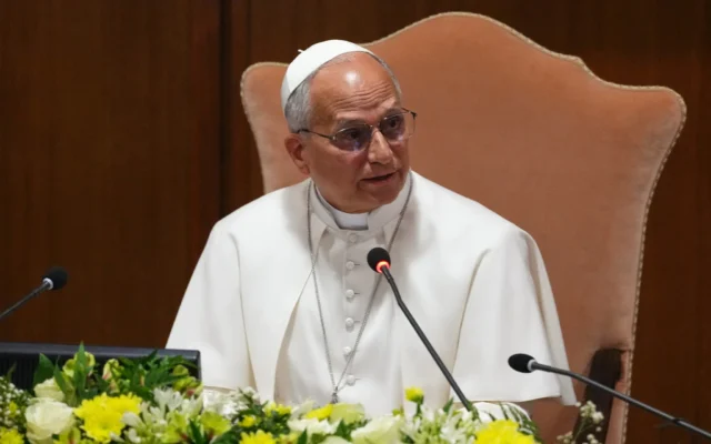 Le pape Léon XIV prenant la parole lors de la présentation de sa première encyclique, "Magnifica Humanitas : De la protection de la personne humaine à l'ère de l'intelligence artificielle", au Vatican, le 25 mai 2026. (Crédit: Alessandra Tarantino/AP)