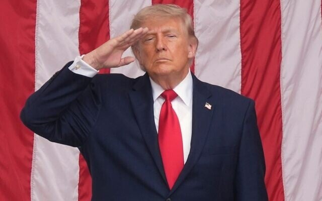 Le président américain Donald Trump saluant pendant l'interprétation de « Taps » lors de la 158ᵉ cérémonie nationale du Memorial Day, qui coïncide avec le 250ᵉ anniversaire de la nation, au Memorial Amphitheater du cimetière national d'Arlington, à Arlington, en Virginie, le 25 mai 2026. (Crédit : Alex Brandon/AP)