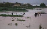 Des habitants avancent dans les eaux de crue le long des rives de l'Euphrate, près de Raqqa, dans le nord-est de la Syrie, mardi 26 mai 2026. (Crédit: AP/Baderkhan Ahmad)