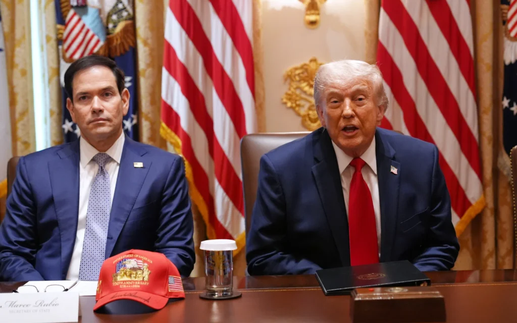 Le président américain Donald Trump, aux côtés du secrétaire d'État Marco Rubio, prend la parole lors d'une réunion du Conseil des ministres à la Maison Blanche, le 27 mai 2026, à Washington. (Crédit: AP/Jacquelyn Martin)