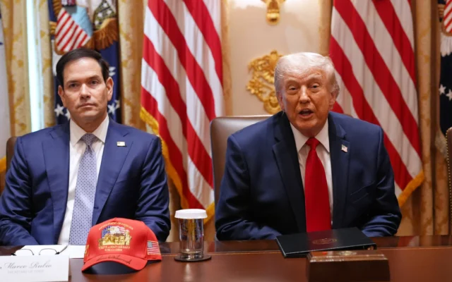 Le président américain Donald Trump, aux côtés du secrétaire d'État Marco Rubio, prend la parole lors d'une réunion du Conseil des ministres à la Maison Blanche, le 27 mai 2026, à Washington. (Crédit: AP/Jacquelyn Martin)