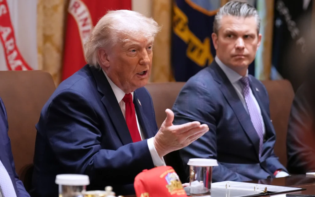 Le président américain Donald Trump s’exprime sous le regard du secrétaire à la Défense Pete Hegseth lors d’une réunion du Conseil des ministres à la Maison Blanche, à Washington, le 27 mai 2026. (Crédit : Jacquelyn Martin/AP)