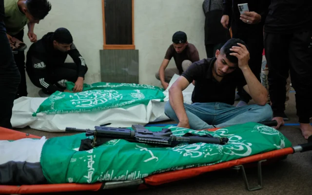 Des Palestiniens pleurent devant le corps du commandant du Hamas Imad al-Salem, au premier plan, lors des funérailles organisées pour lui, sa femme et sa fille à la mosquée Al-Shafi'i de la ville de Gaza, au lendemain de la frappe aérienne qui l'a tué, le 28 mai 2026. (Crédit: AP Photo/Jehad Alshrafi)