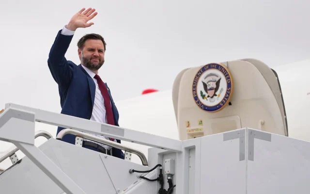 Le vice-président américain JD Vance salue la foule alors qu'il monte à bord de l'Air Force Two à l'aéroport de Colorado Springs, le 28 mai 2026, à Colorado Springs, dans le Colorado, en route vers Washington. (Crédit: AP/Matt Rourke, Pool)