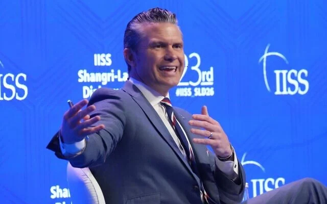 Le secrétaire américain à la Défense, Pete Hegseth, pendant son discours au Dialogue de Shangri-La, le forum annuel asiatique sur la défense et la sécurité, à Singapour, le 30 mai 2026. (Crédit: AP Photo/Achmad Ibrahim)