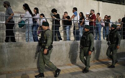 Des soldats patrouillent tandis que les électeurs arrivent dans un bureau de vote à l'occasion de l'élection présidentielle à Barranquilla, en Colombie, le 31 mai 2026. (Crédit : AP Photo/Ivan Valencia)