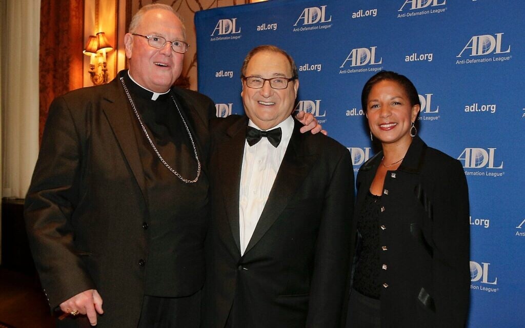 Abe Foxman, directeur national de l'Anti-Defamation League (au centre),  aux côtés du cardinal Timothy Dolan (à gauche) et de la conseillère à la Sécurité nationale Susan Rice, lors d'une réception organisée en l'honneur de M. Foxman, à New York, le 17 juin 2015. (Crédit : Julie Jacobson/AP)