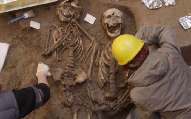 Des scientifiques ont extrait l'ADN des restes de 10 000 individus issus de fouilles archéologiques en Europe et au Moyen-Orient. L'étude, publiée dans Nature le 15 avril 2026, apporte un éclairage sans précédent sur l'évolution humaine. Illustration : Des archéologues travaillent dans un cimetière ancien contenant des dizaines de squelettes à Florence, en Italie, le 13 février 2014. (AP Photo/Francesco Bellini)