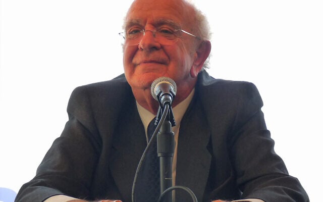 Le pédiatre Aldo Naouri présentant son dernier ouvrage dans une librairie strasbourgeoise, le 17 octobre 2011 (Crédit : Ji-Elle)