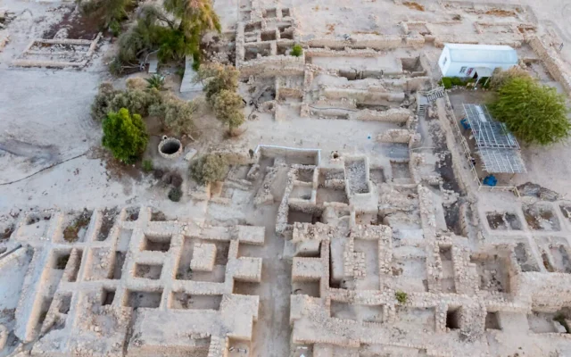 Vue aérienne du site archéologique d'Ein Hatzeva, dans le sud de la mer Morte, sur une photo non datée. Une récente étude publiée dans la revue Levant, le 27 avril 2026, suggère que l'ancienne forteresse a été construite par le royaume biblique d'Israël dans la première moitié du VIIIe siècle avant notre ère, et non par l'empire assyrien comme on le pensait auparavant. (Asaf Peretz/Autorité israélienne des antiquités)