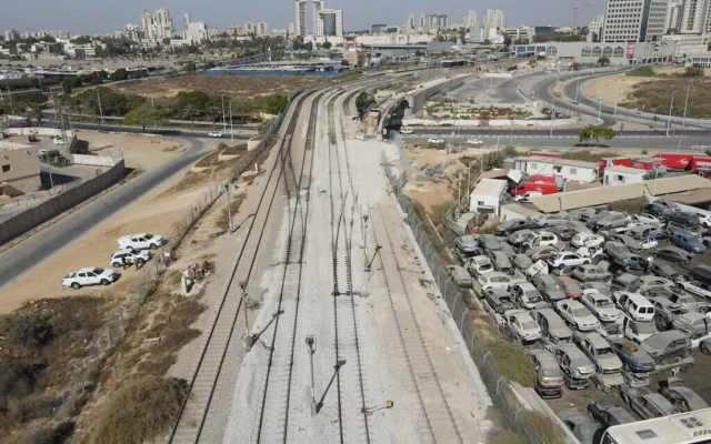 Les abords de la gare centrale de Beer Sheva. (Crédit : Shabatashtiot, CC BY-SA 3.0, Wikimedia Commons)