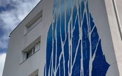 Une installation artistique reprenant des inscriptions gravées par des prisonniers juifs dans les plâtres des murs de la Cité de la Muette à Drancy : ""Vive la France", "Parti pour une destination inconnue", "Au revoir, et à après la guerre", entre autres. (Capture d'écran/X)