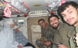 La photo montrant Aisha Bakr al-Aqqad, âgée de 78 ans, et sa fille Huda, âgée de 41 ans, aux côtés de soldats israéliens. (Capture d'écran/X)