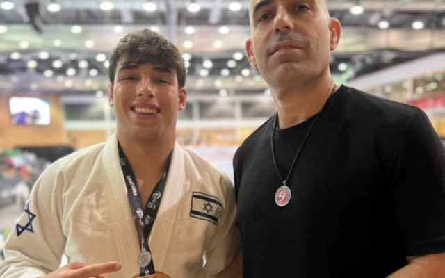 Yoav Manor (à gauche) avec son entraîneur Amir Boaron, le 18 mai 2026 à Abou Dhabi. (Crédit : Follow Team Israel facebook)